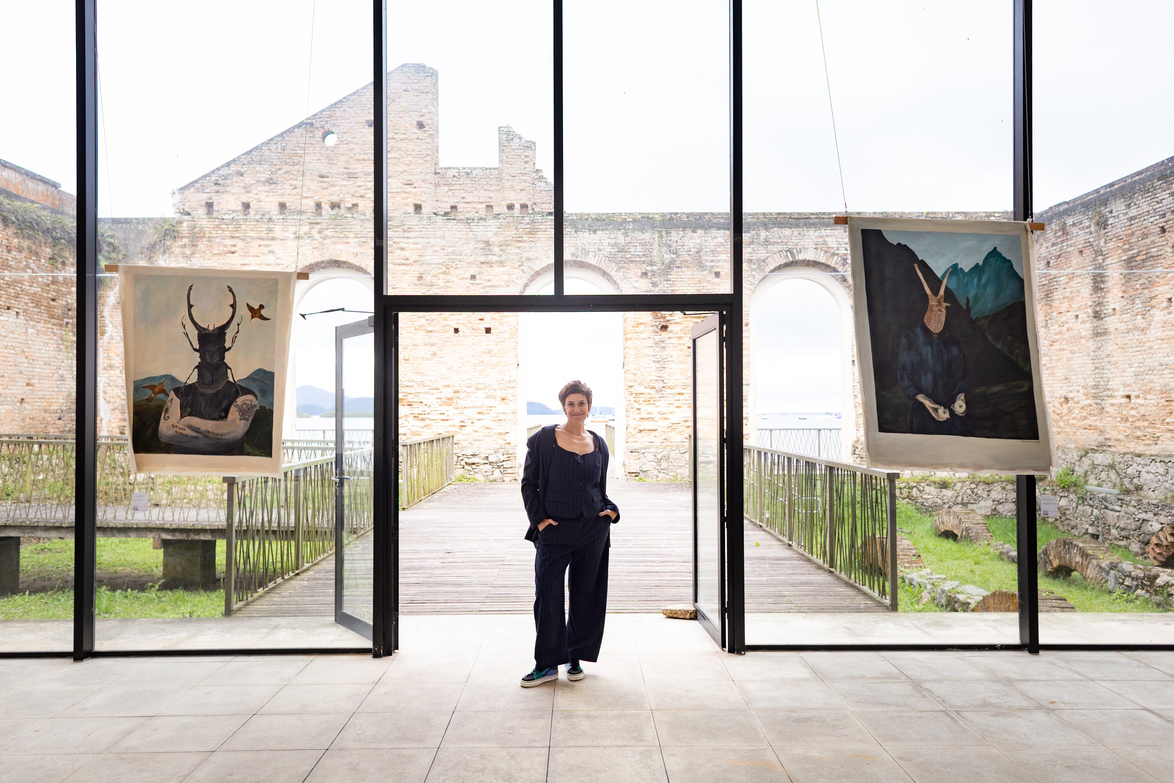 Bia Franzolin na exposição ANIMORFA